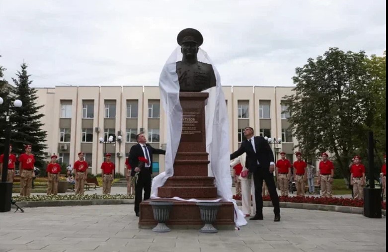 Во Владимире открыли памятник Герою России Роману Кутузову