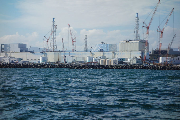 Япония продолжает сбрасывать радиоактивную воду из Фукусимы в океан, вызывая протесты соседей