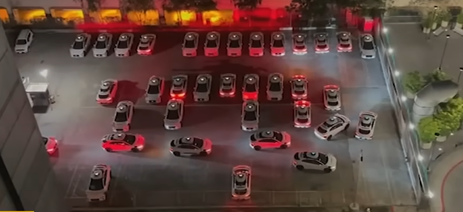 Tesla готовится к запуску роботакси