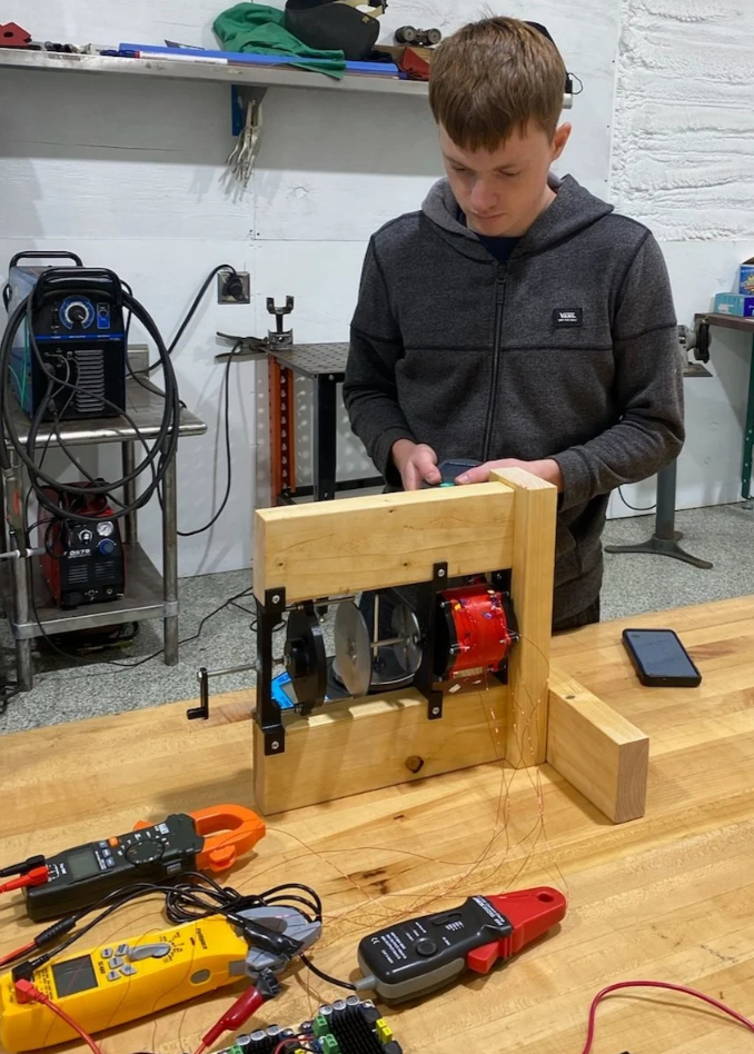 подросток делает двигатель