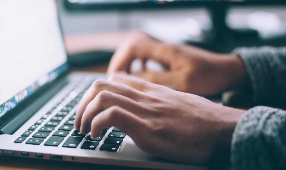 С цифровыми угрозами сталкиваются почти 100% подростков в РФ