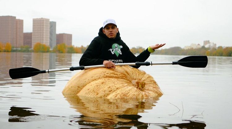 Фермер переплыл Москва-реку в гигантской тыкве