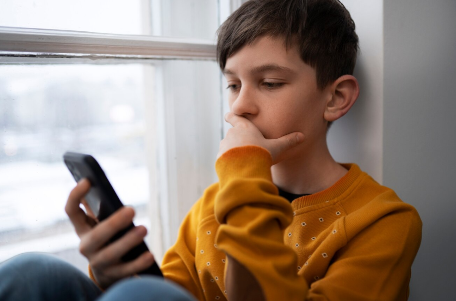 Запрет мобильных телефонов в школах повысил успеваемость учеников