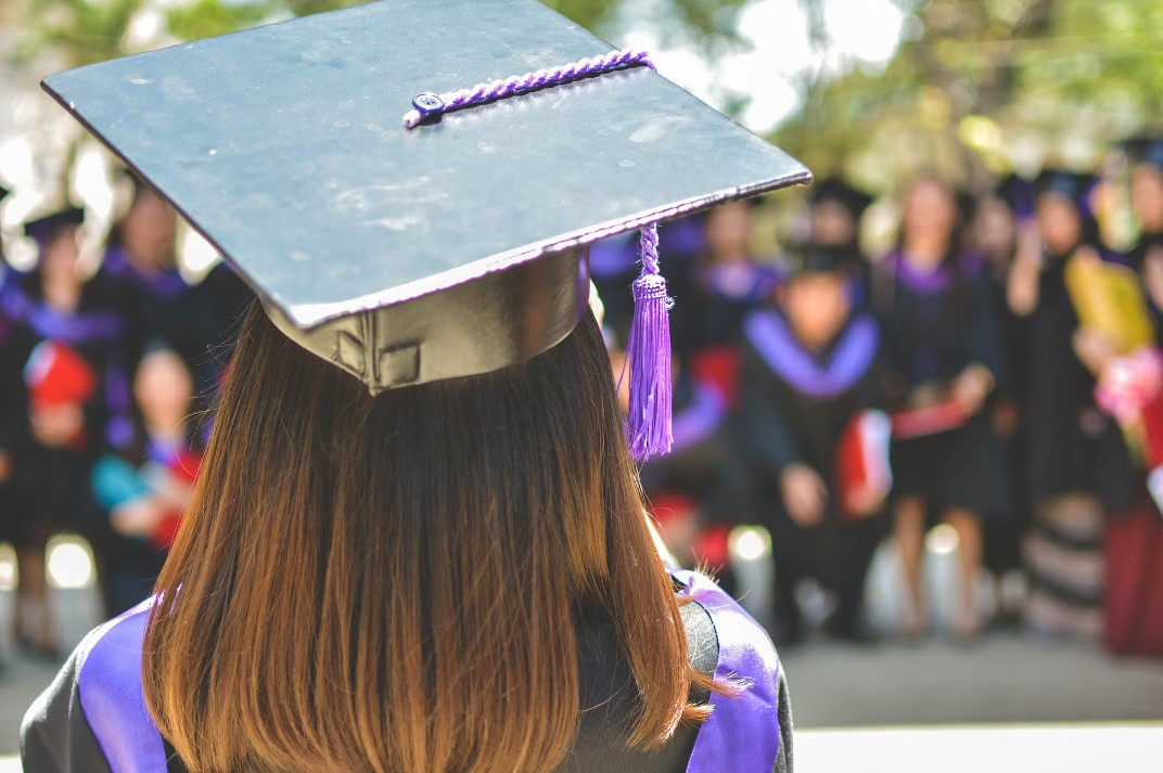 Более 1,2 млн первокурсников приняли российские вузы в этом году