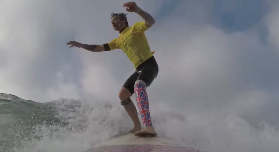 Одноногий серфингист продолжает участвовать в соревнованиях в свои 55