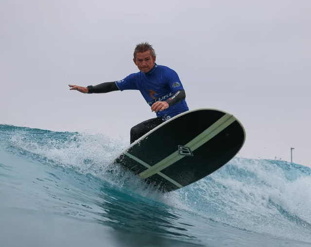 одноногий серфингист