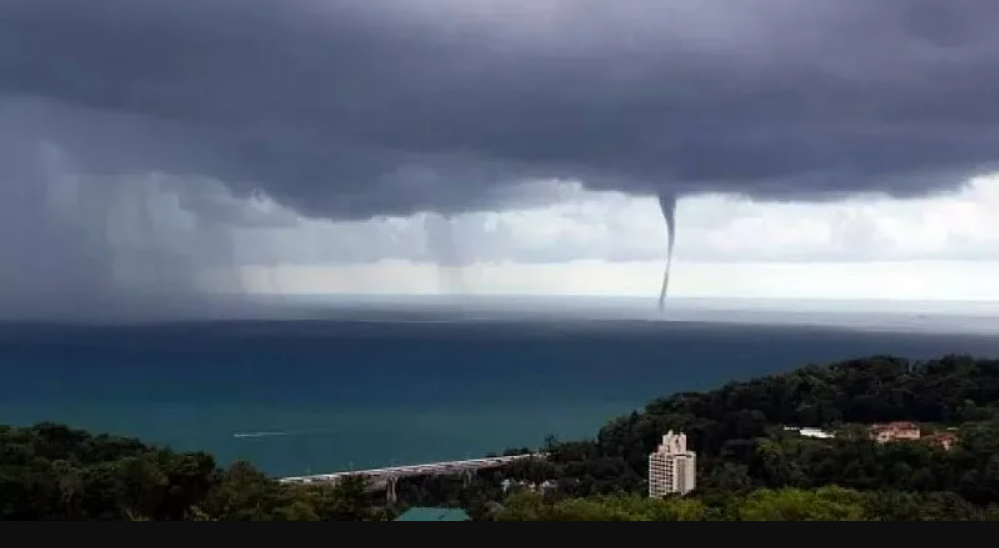 Смерчи и штормы угрожают Сочи: МЧС объявило предупреждение