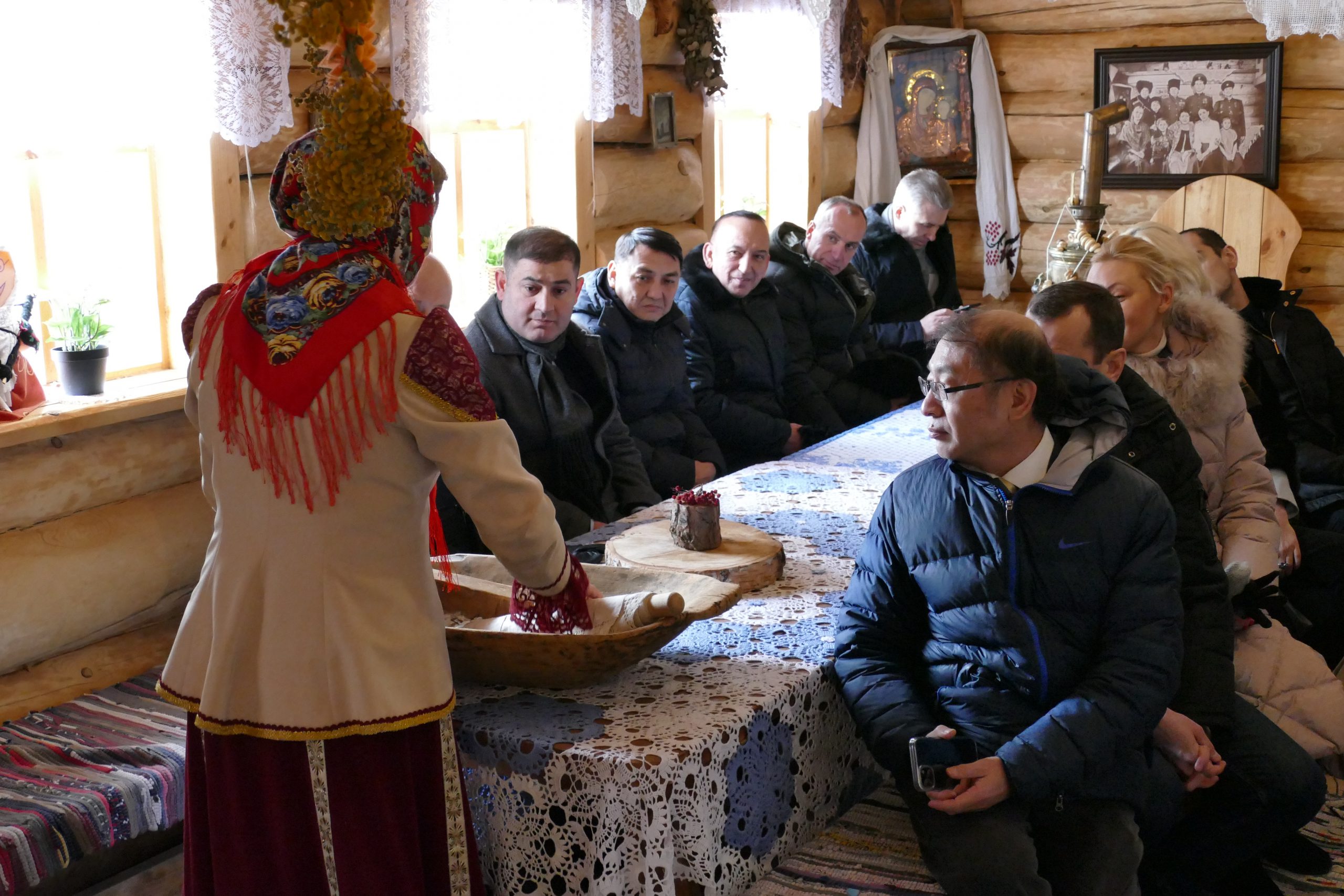 В Свердловской области дипломаты познакомились с русской Масленицей
