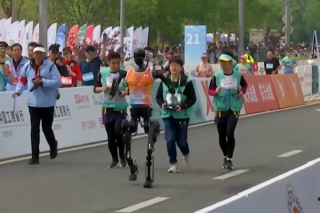 забег роботов и людей
