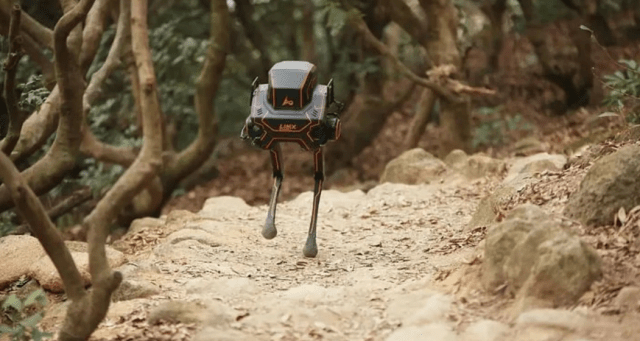 робот похожий на AT-ST