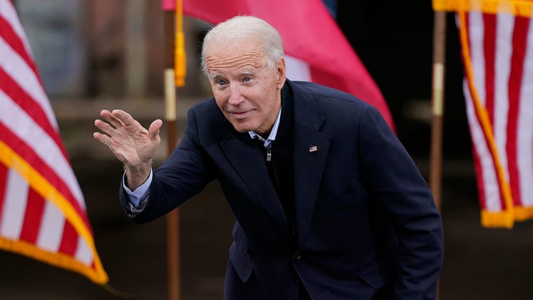 Рейтинг Байдена резко упал среди американцев