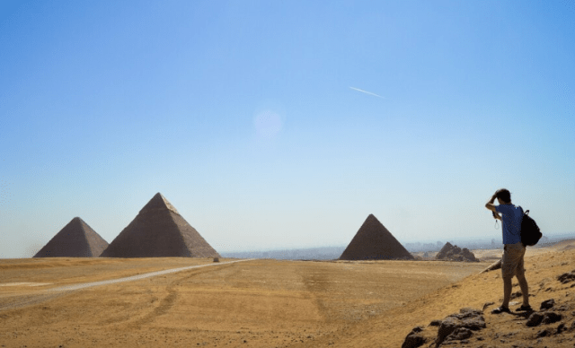 У пирамид в Гизе