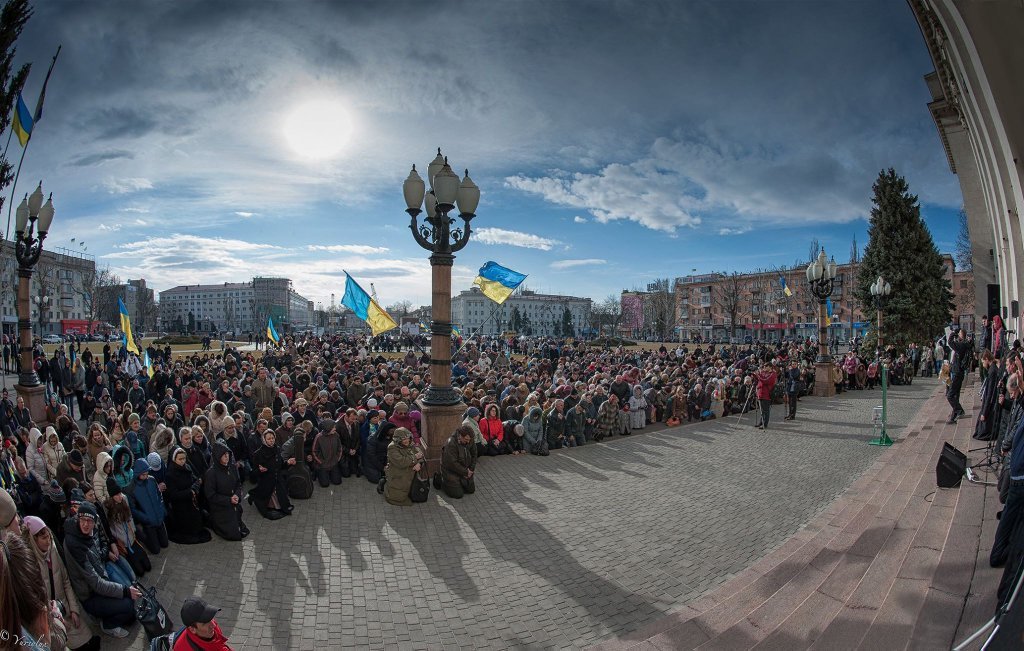 А так ли не причём простой украинский народ?