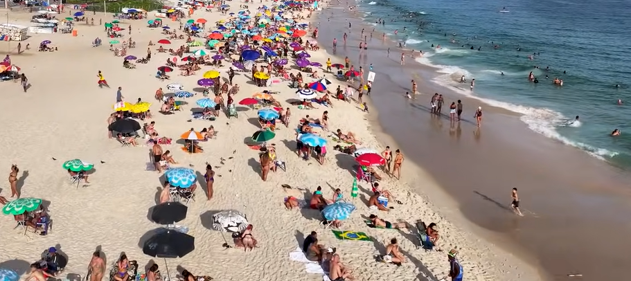 Уникальная традиция бразильских пляжей помогает родителям находить детей