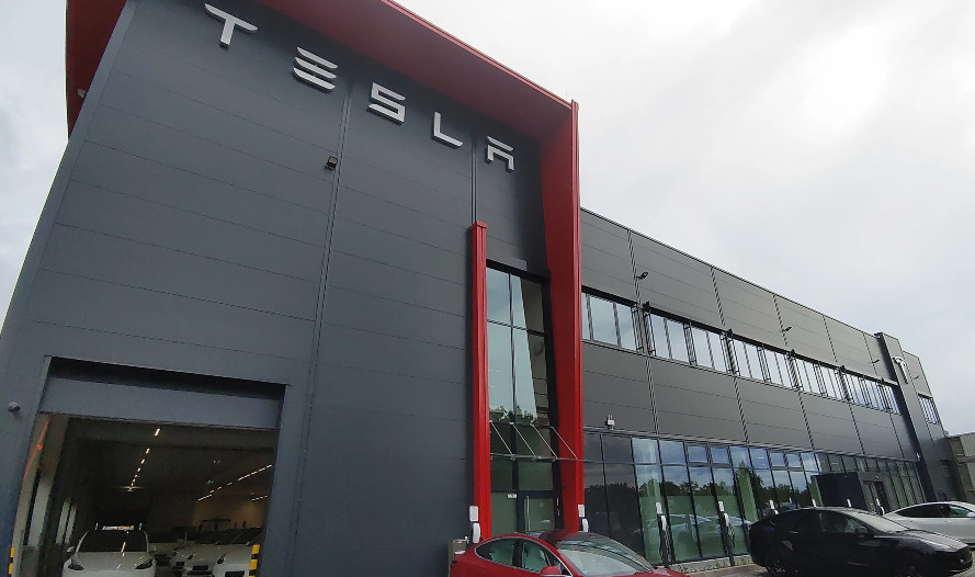 Tesla вернула рычаг поворотников на руль