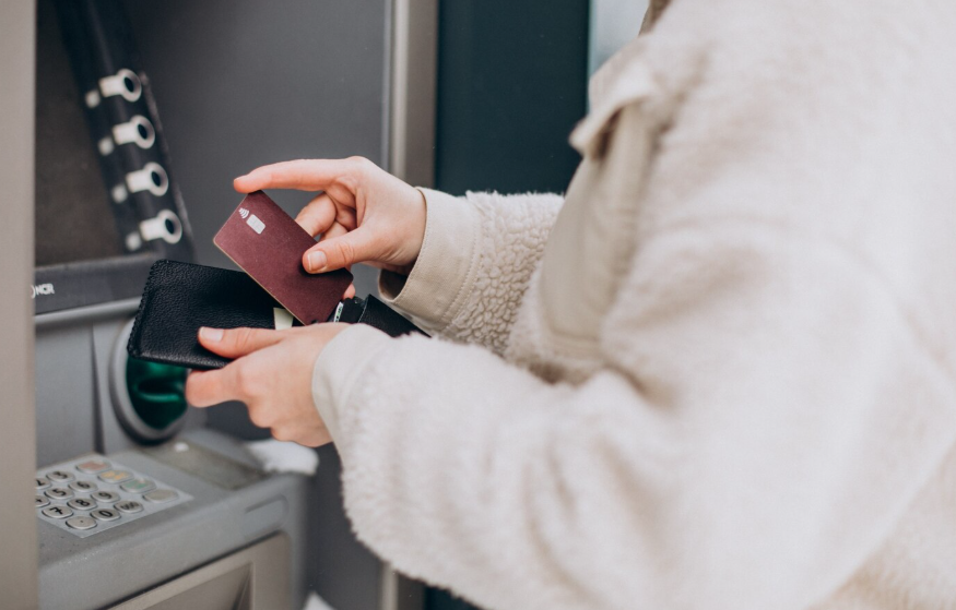 Все больше женщин получают доступ к банковским услугам