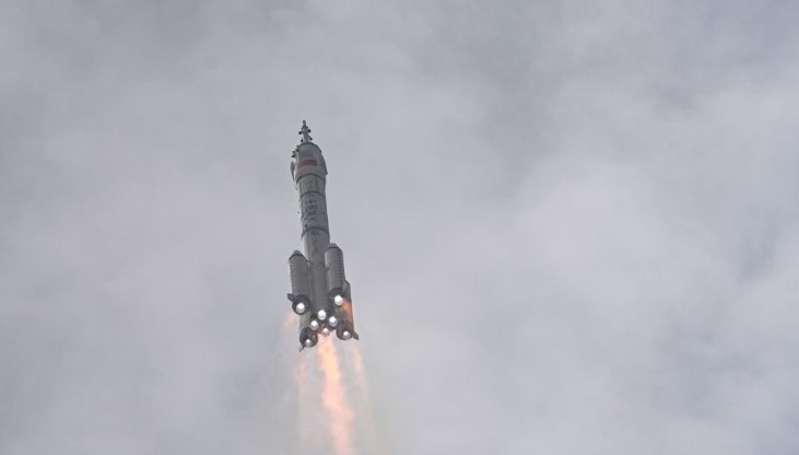 Китайские тайконавты успешно вернулись на Землю после рекордного пребывания на орбитальной станции